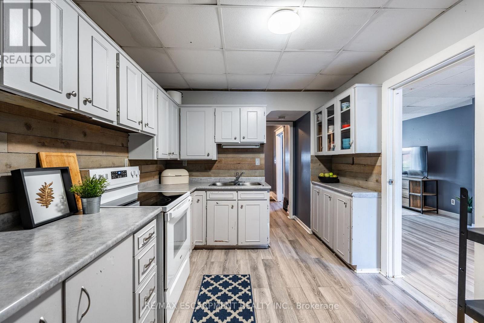Photo 11 of 52 Connaught Avenue N, Hamilton ON