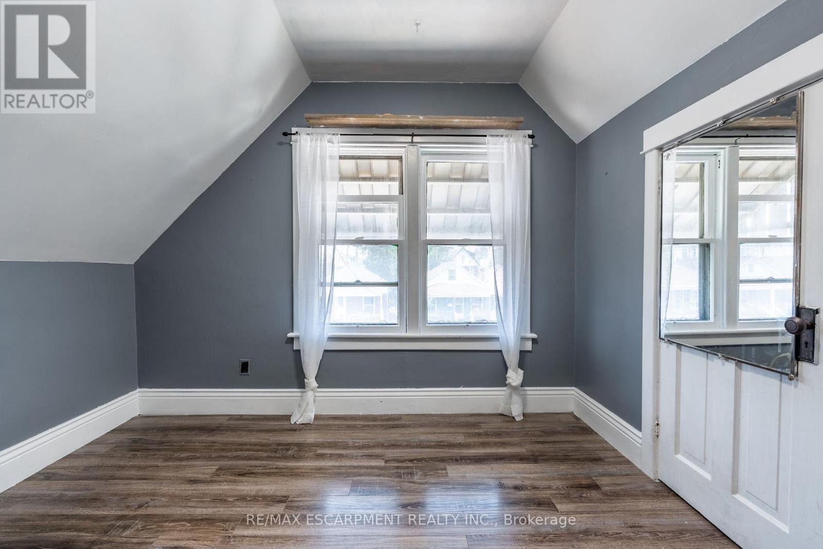 Photo 24 of 52 Connaught Avenue N, Hamilton ON