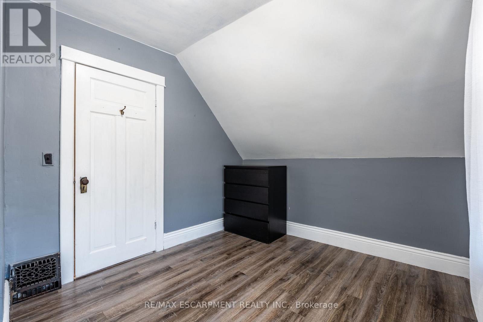 Photo 25 of 52 Connaught Avenue N, Hamilton ON