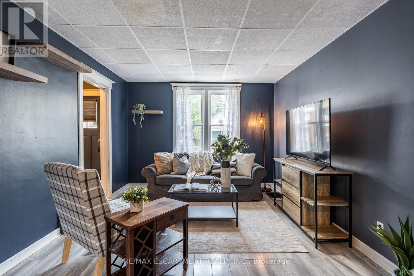 Photo 5 of 52 Connaught Avenue N, Hamilton ON