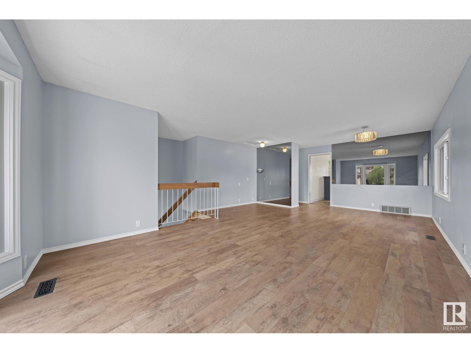 Photo 3 of 10458 14 Av Nw Nw, Edmonton AB