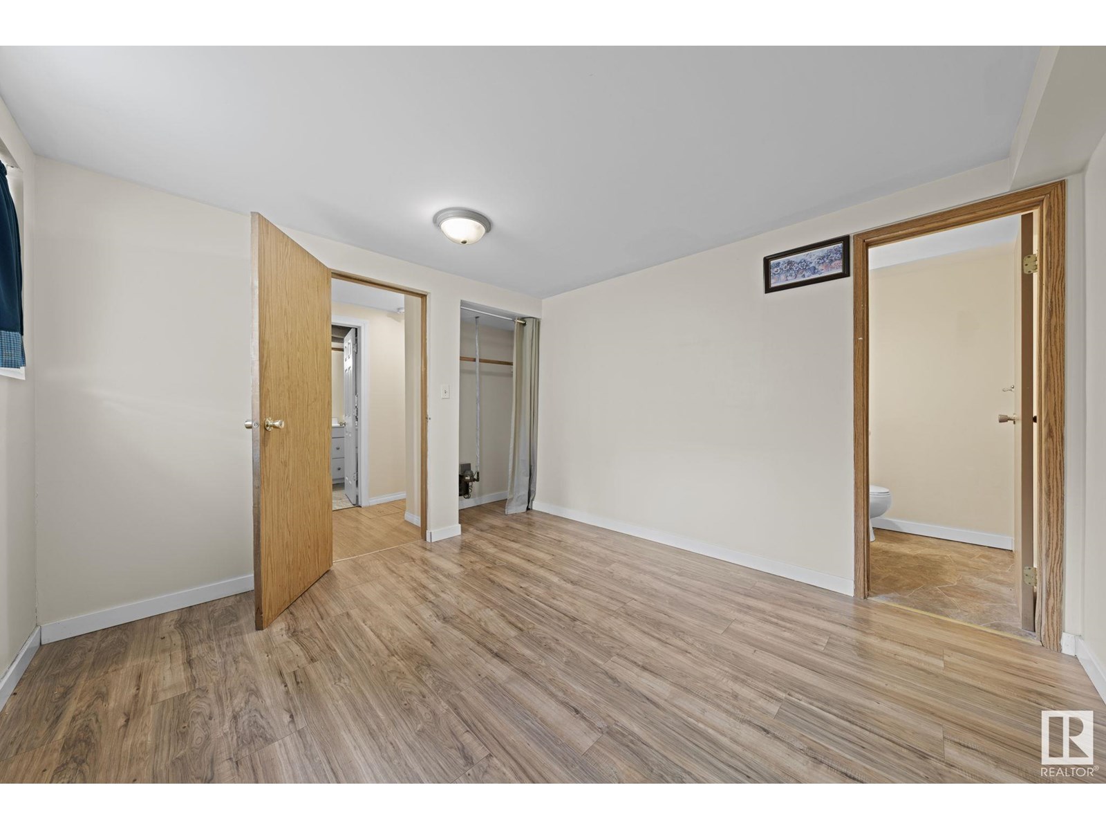 Photo 13 of 10458 14 Av Nw Nw, Edmonton AB