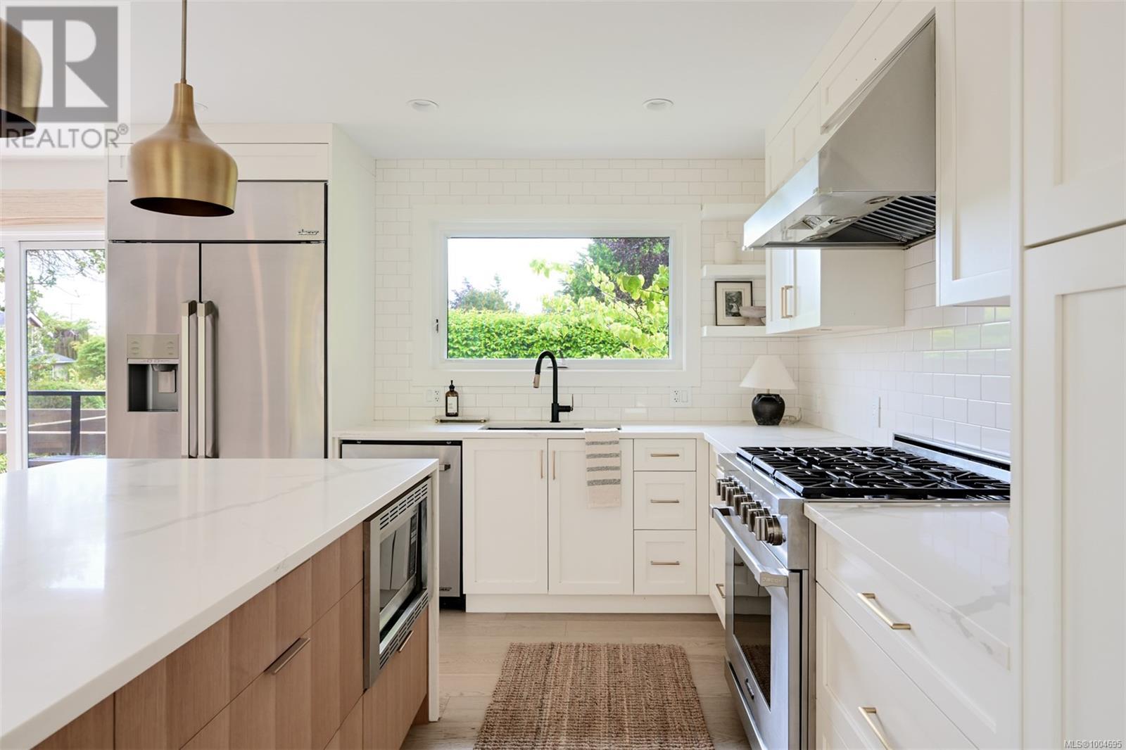 Photo 16 of 2091 Stonehewer Pl, Oak Bay BC