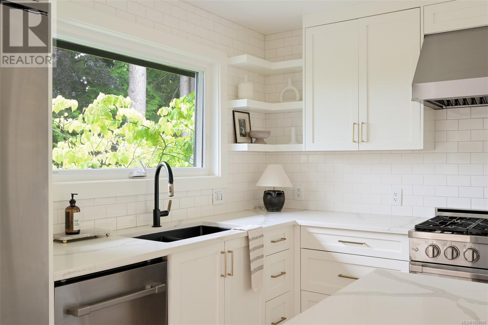 Photo 18 of 2091 Stonehewer Pl, Oak Bay BC