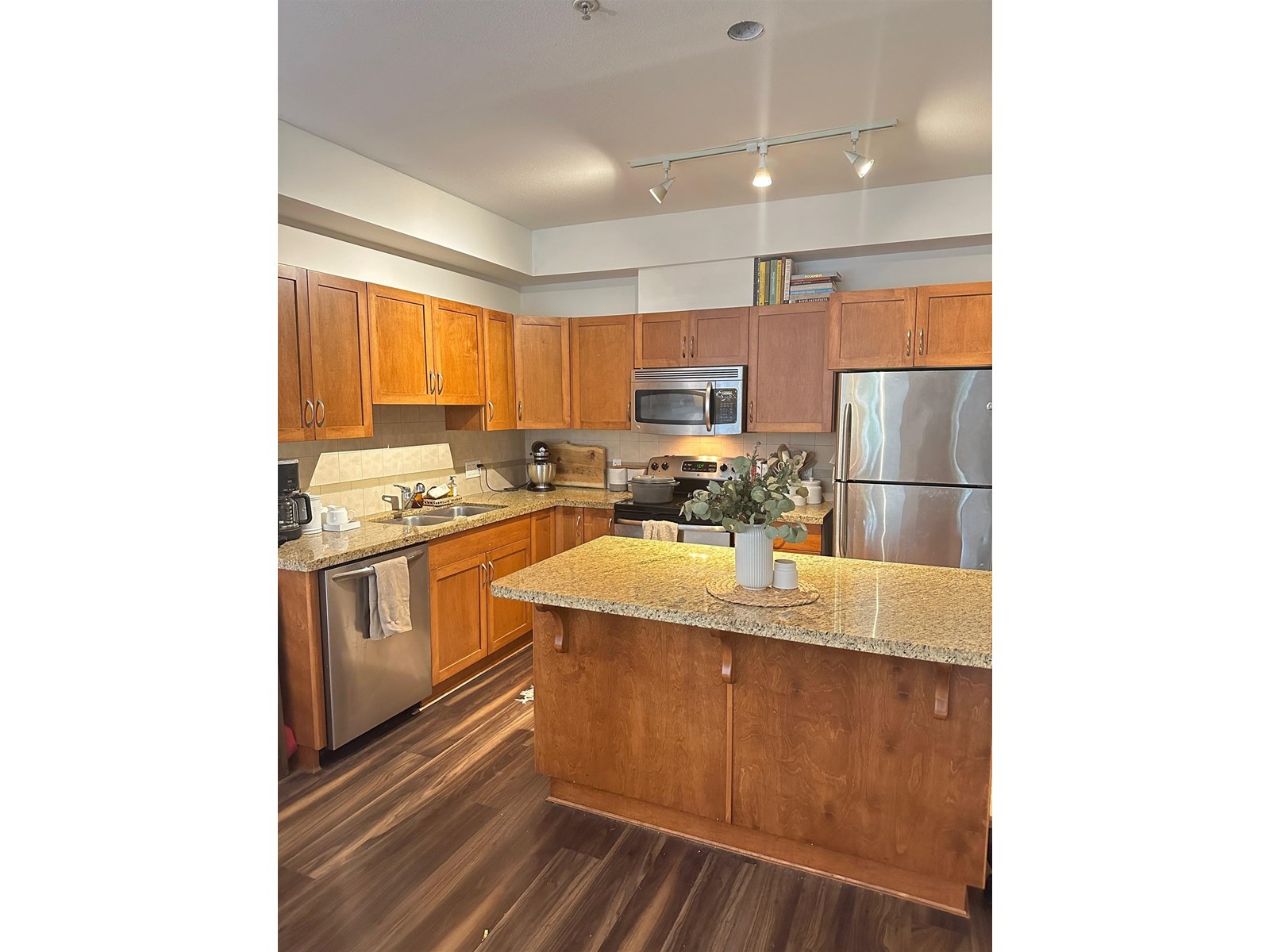 Photo 3 of 104 33338 E Bourquin Crescent, Abbotsford BC
