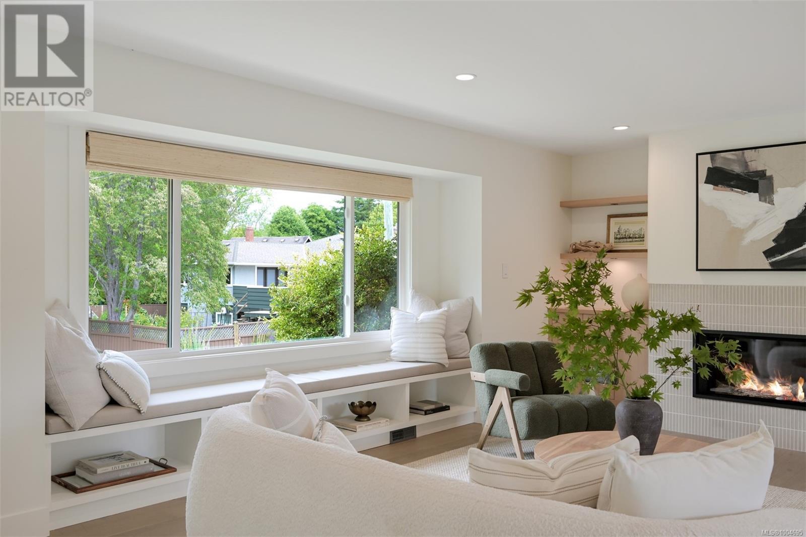 Photo 3 of 2091 Stonehewer Pl, Oak Bay BC