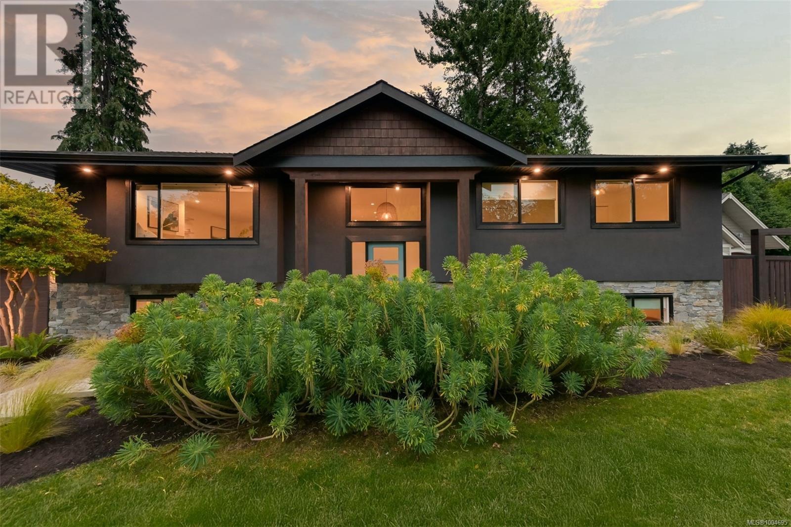 Photo 2 of 2091 Stonehewer Pl, Oak Bay BC
