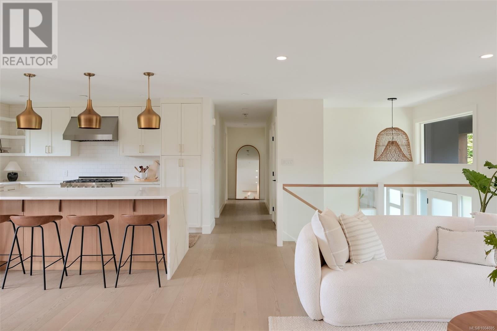Photo 10 of 2091 Stonehewer Pl, Oak Bay BC