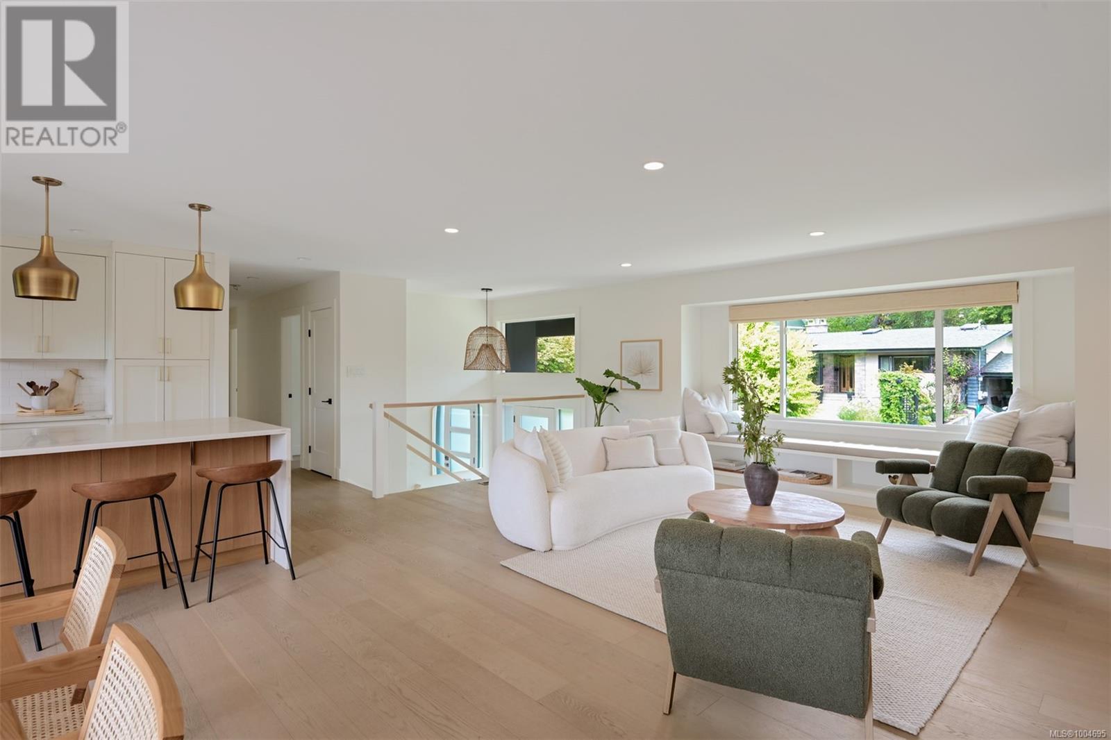 Photo 11 of 2091 Stonehewer Pl, Oak Bay BC