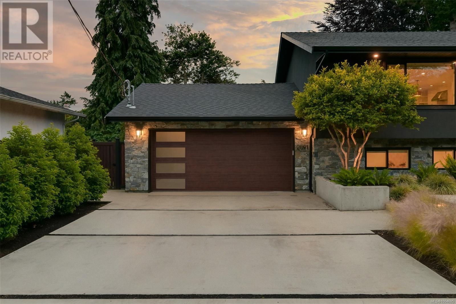 Photo 82 of 2091 Stonehewer Pl, Oak Bay BC