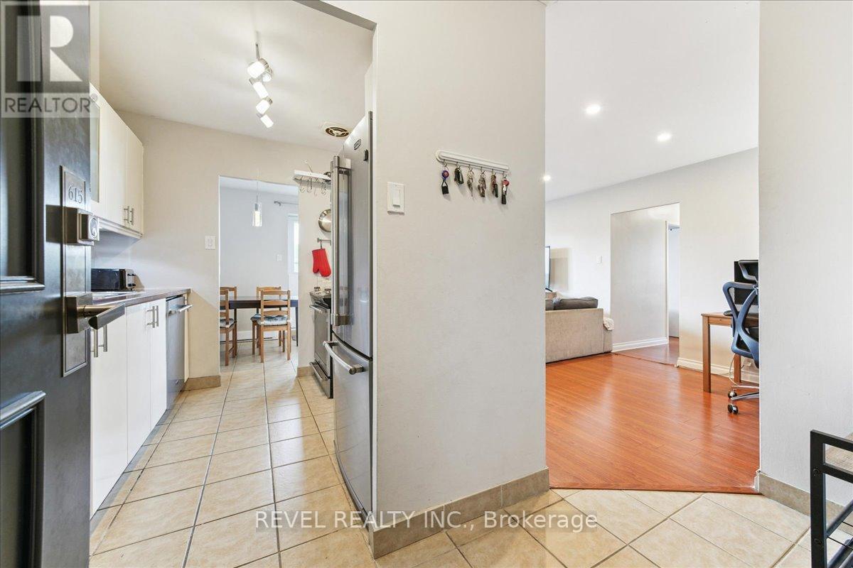 Photo 4 of 615 1660 Bloor Street E, Mississauga ON