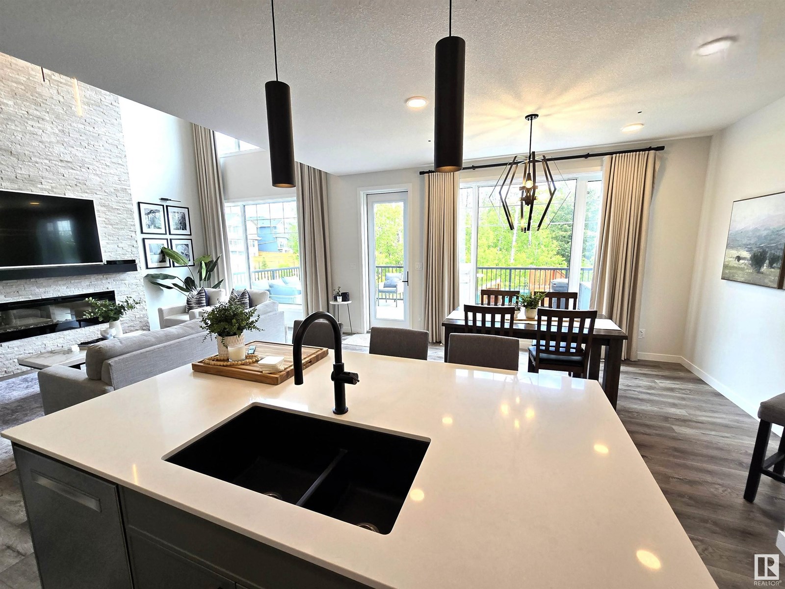 Photo 3 of 1663 Enright Wy Nw, Edmonton AB