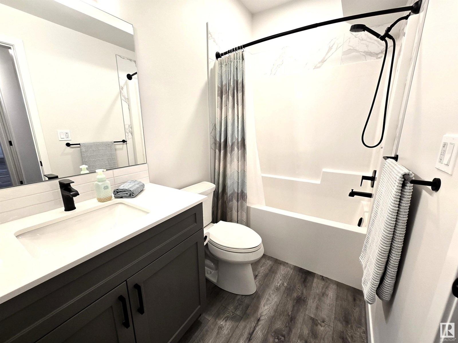 Photo 7 of 1663 Enright Wy Nw, Edmonton AB