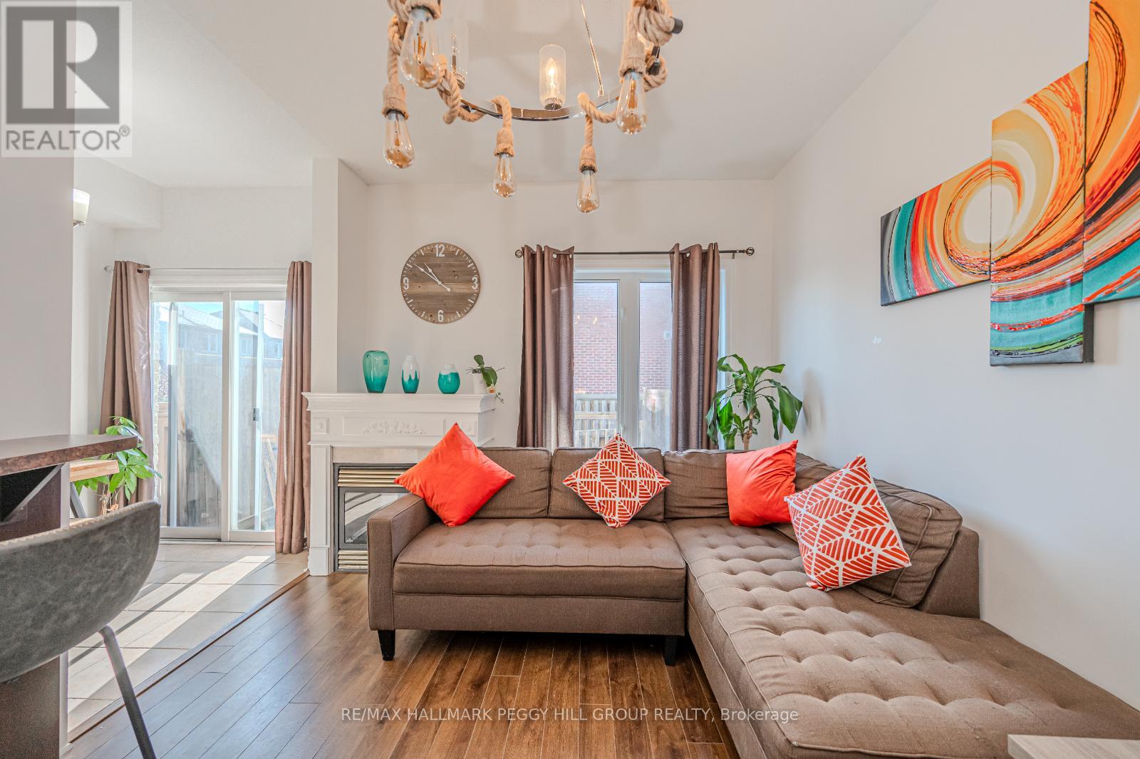 Photo 2 of 5 Arch Brown Court, Barrie ON