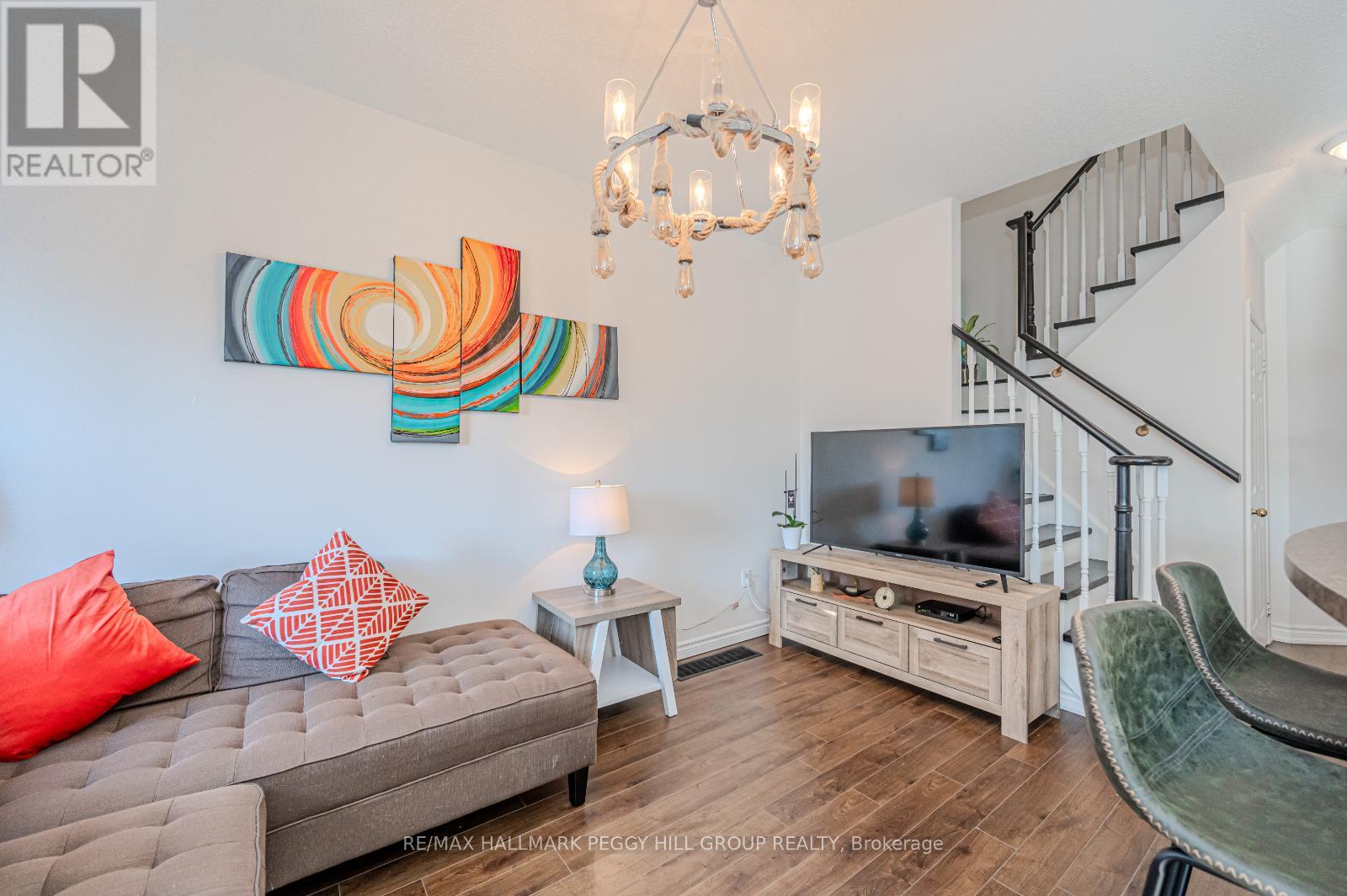 Photo 4 of 5 Arch Brown Court, Barrie ON