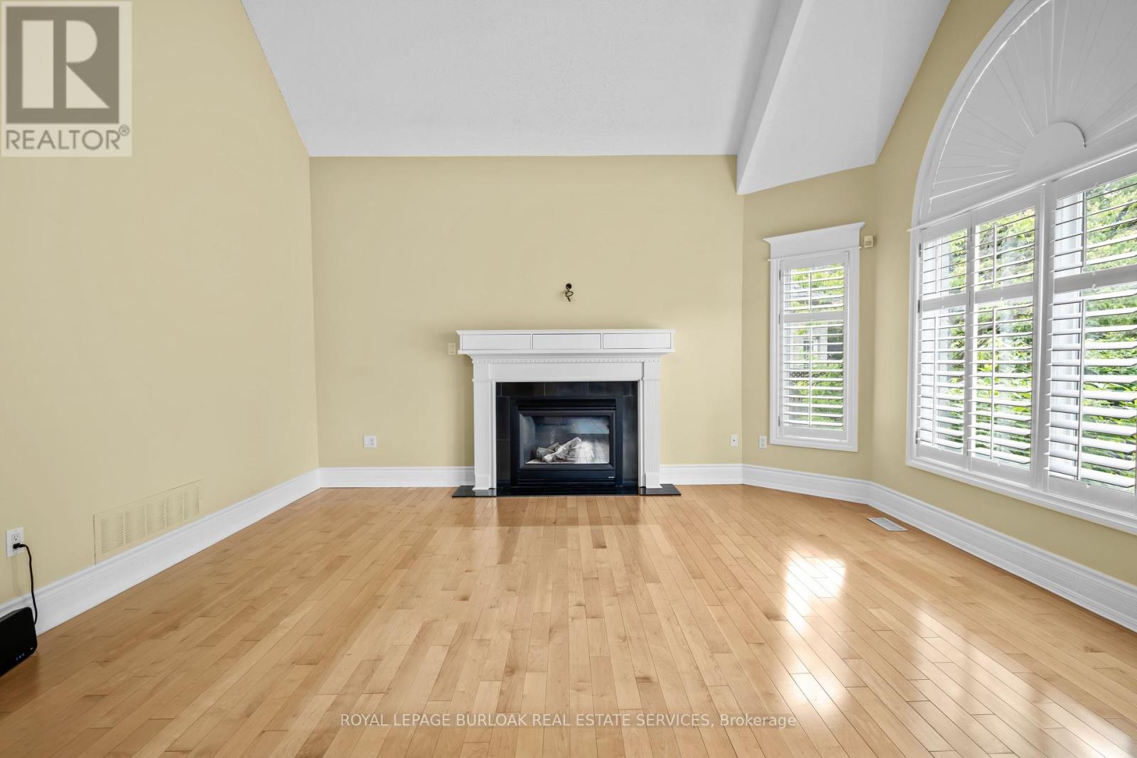 Photo 10 of 2531 Hogan Court, Burlington ON