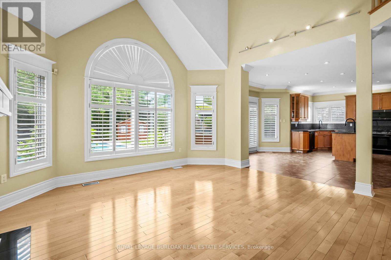 Photo 11 of 2531 Hogan Court, Burlington ON