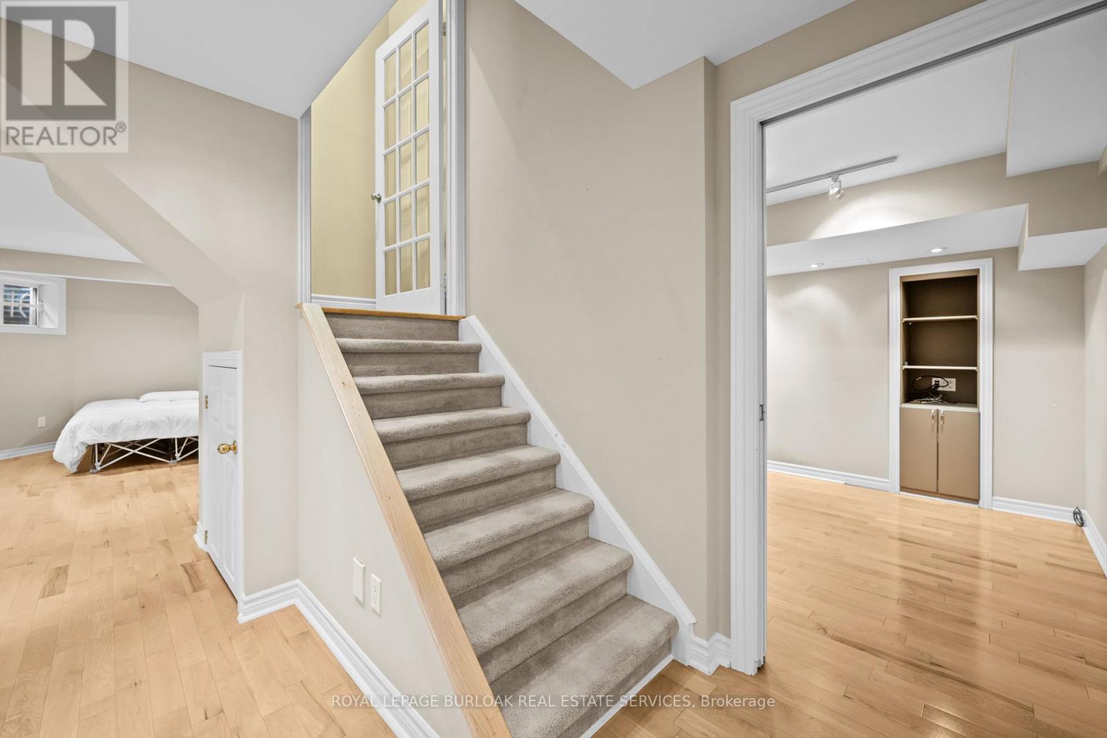 Photo 30 of 2531 Hogan Court, Burlington ON