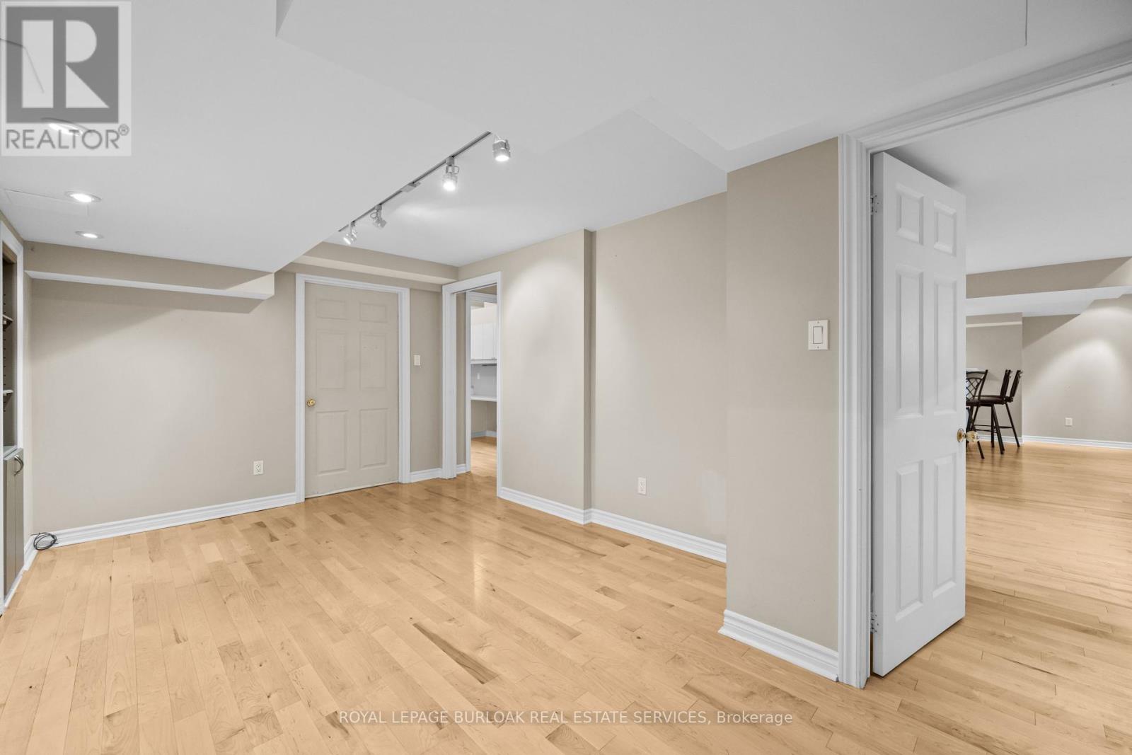 Photo 32 of 2531 Hogan Court, Burlington ON