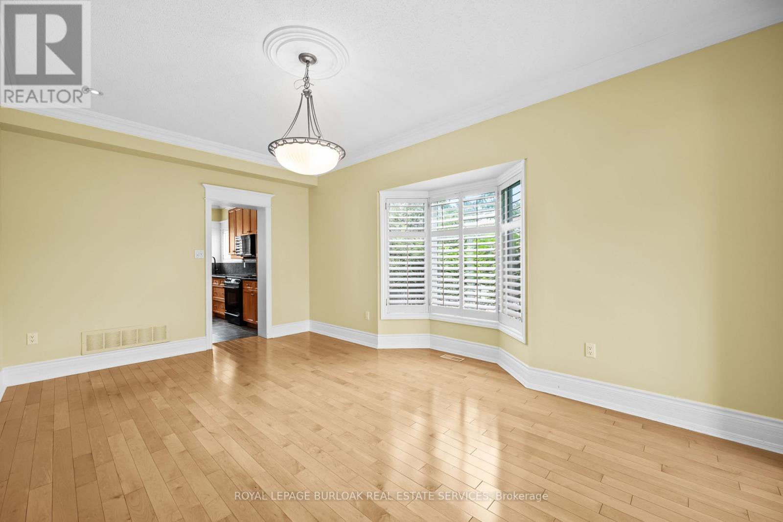 Photo 8 of 2531 Hogan Court, Burlington ON