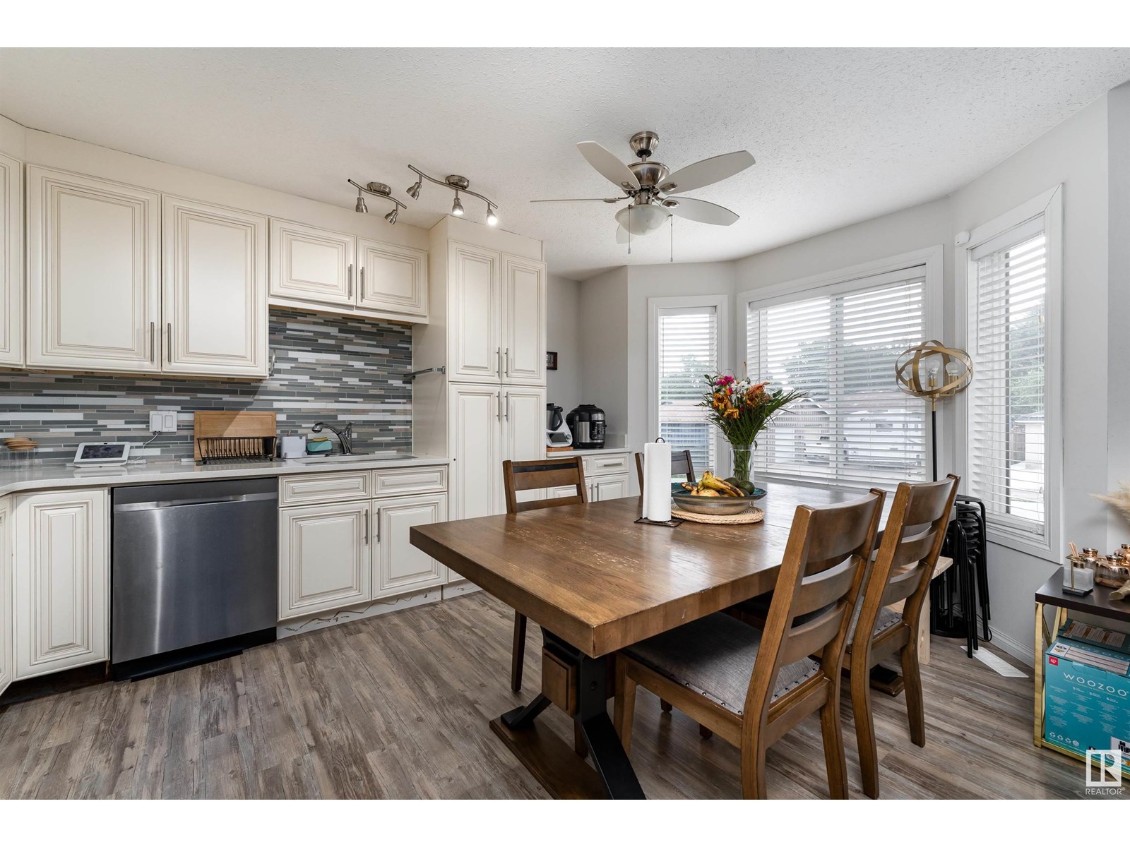 Photo 6 of 2 11813 43 St Nw, Edmonton AB