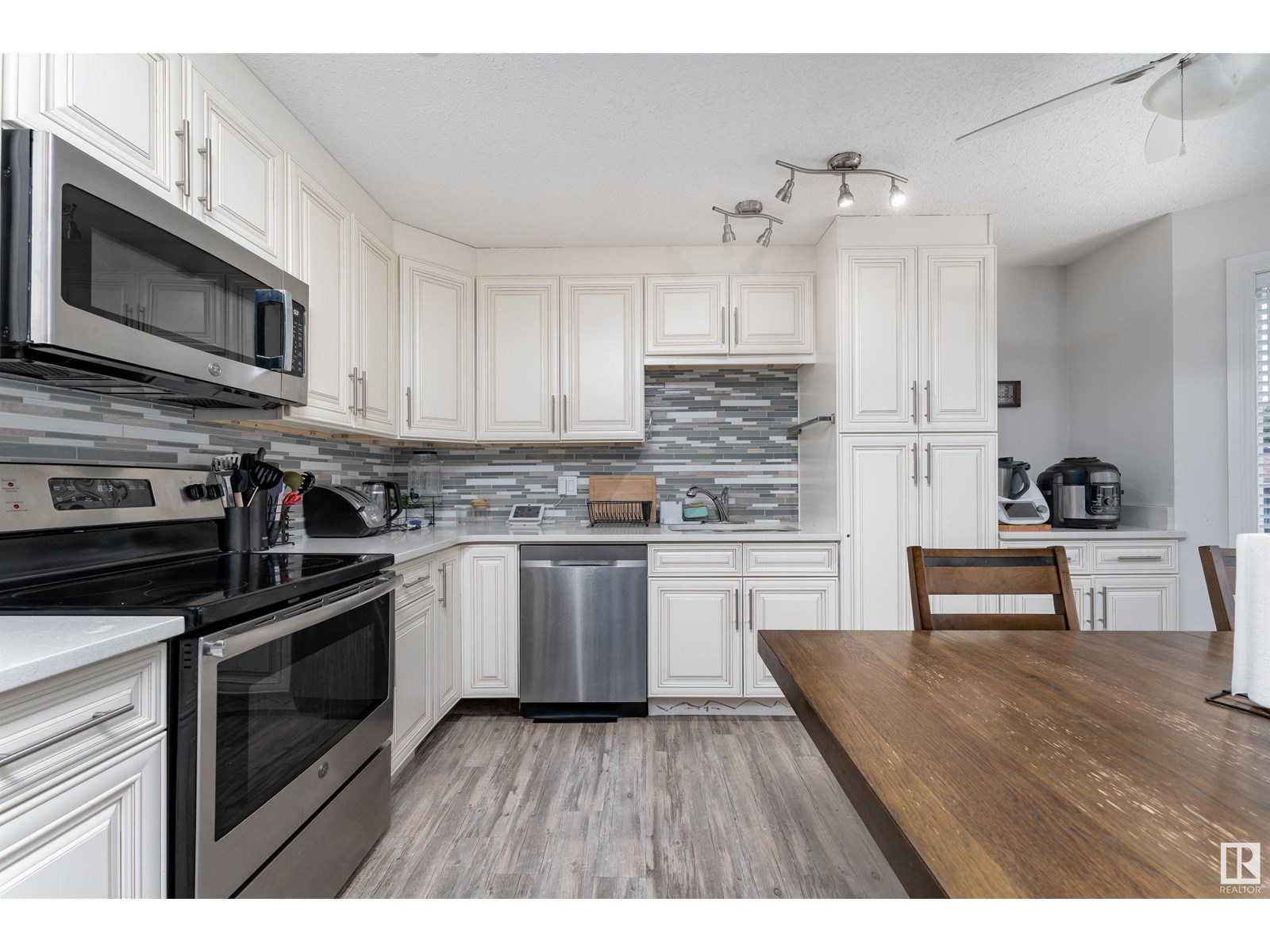 Photo 8 of 2 11813 43 St Nw, Edmonton AB