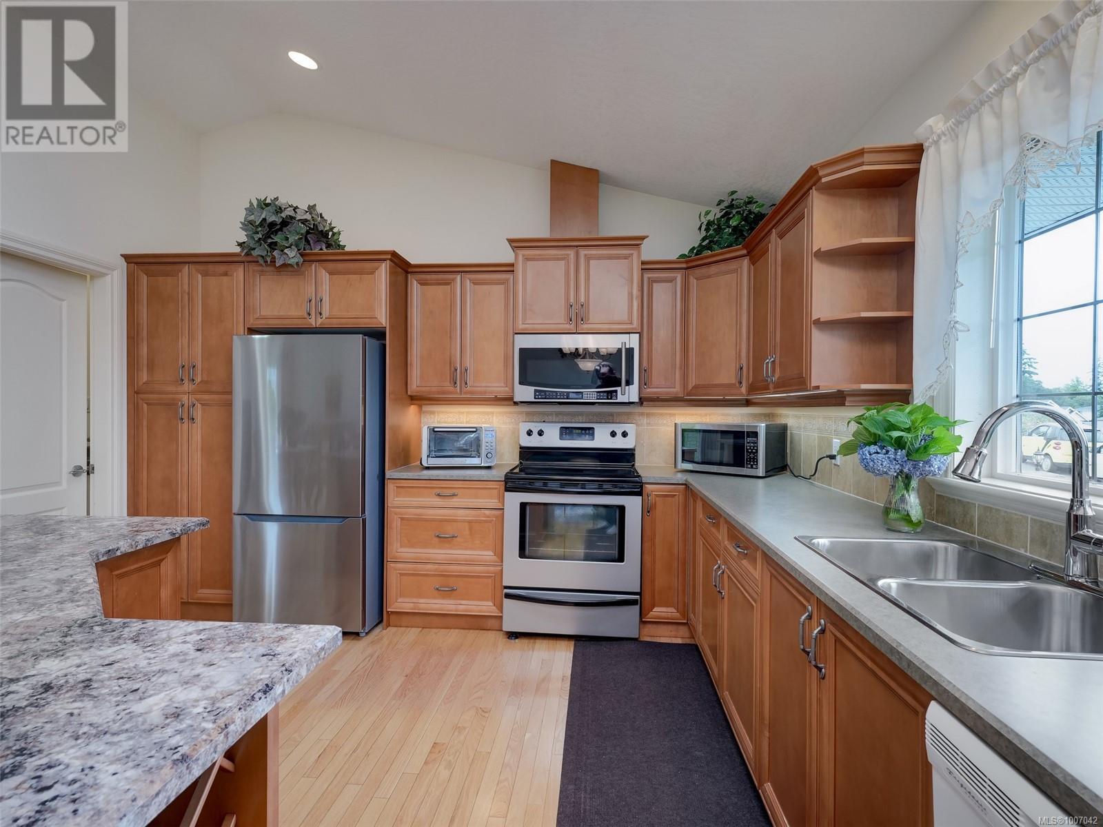 Photo 7 of 2340 Watkiss Way, View Royal BC