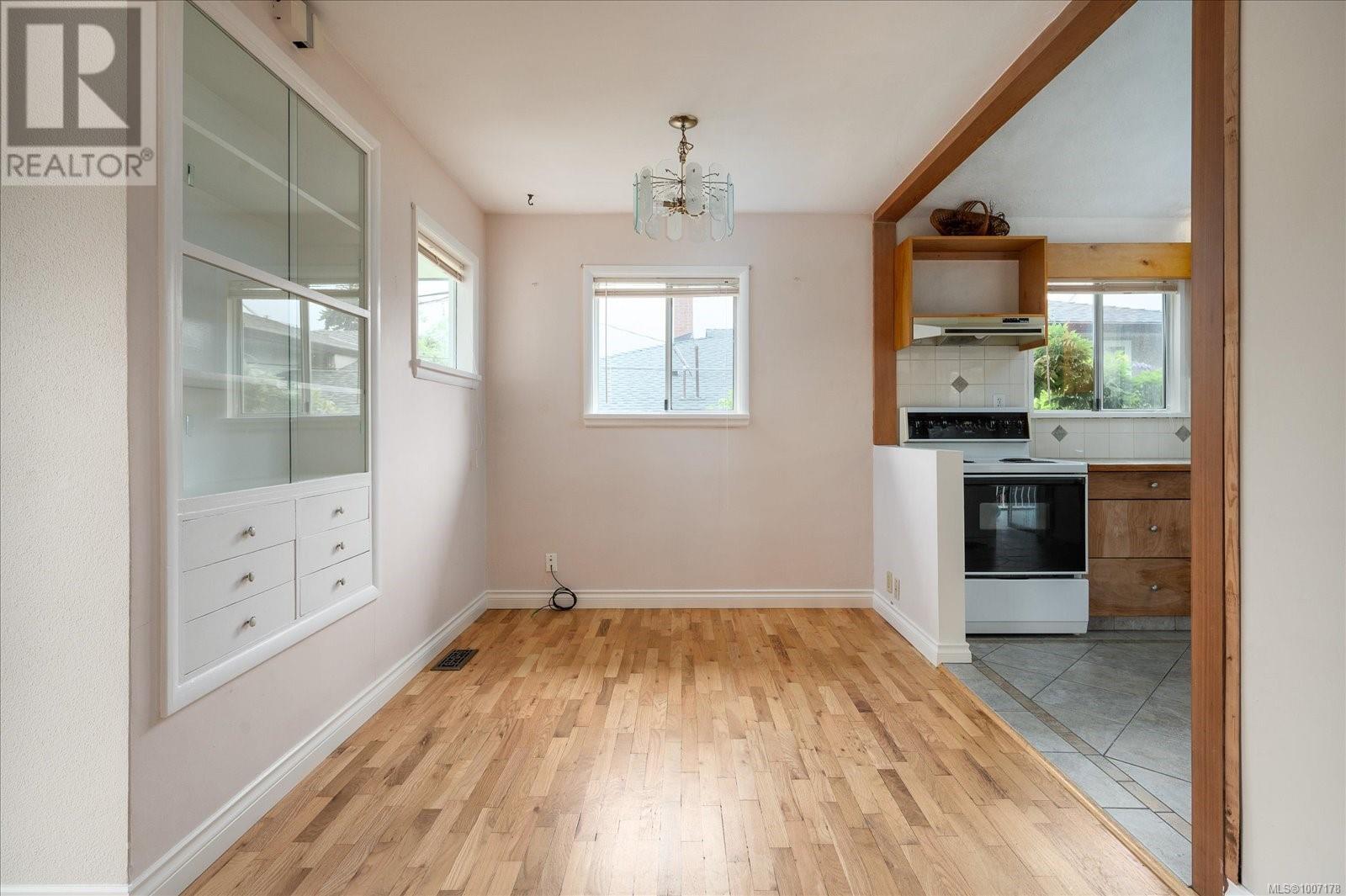 Photo 12 of 880 Hunter St, Nanaimo BC