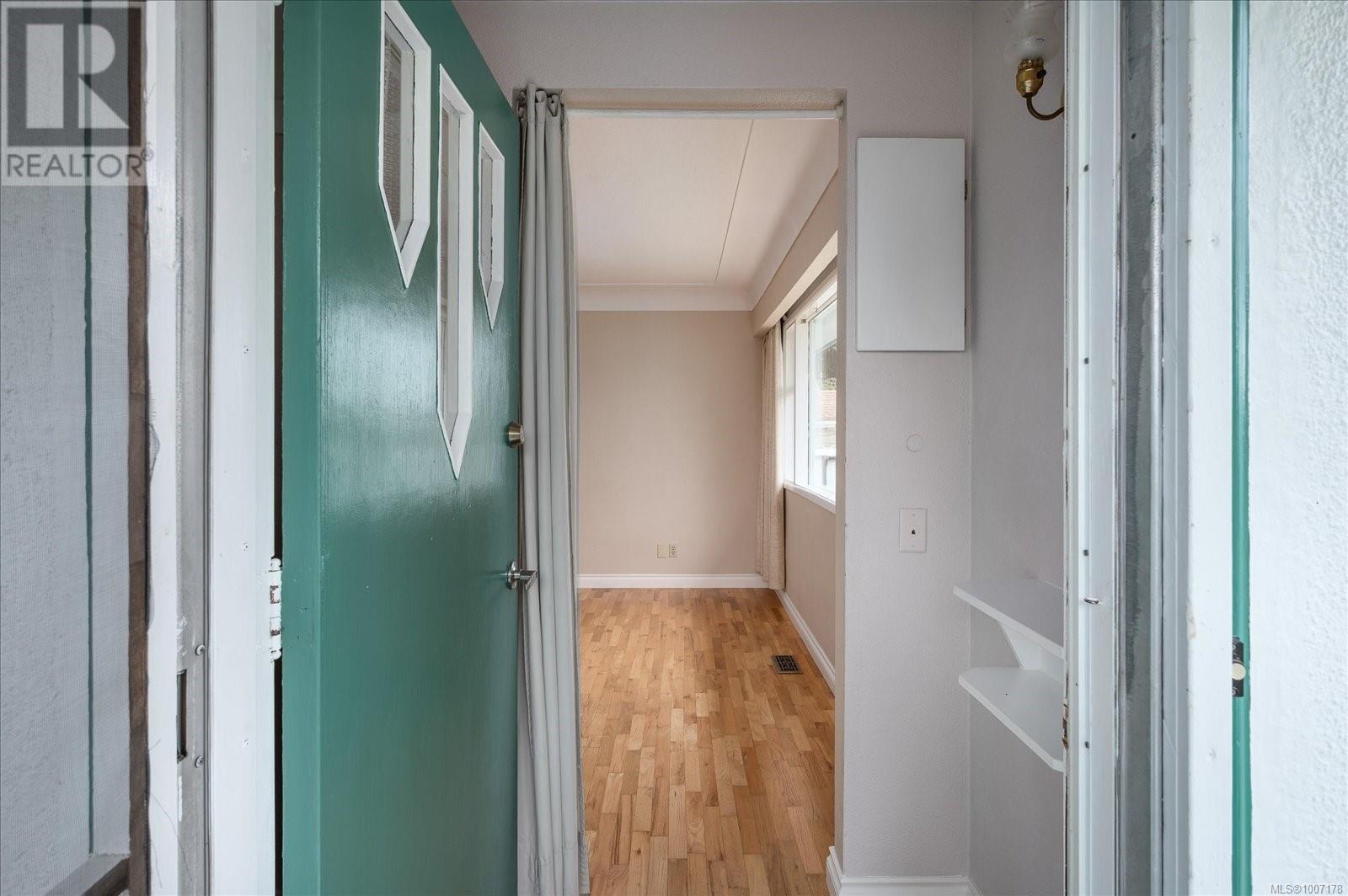 Photo 4 of 880 Hunter St, Nanaimo BC