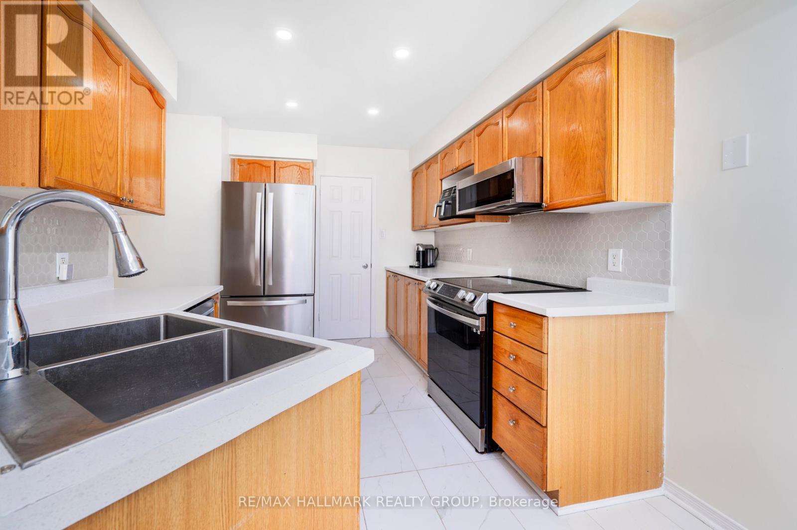 Photo 10 of 73 Palmadeo Drive, Ottawa ON