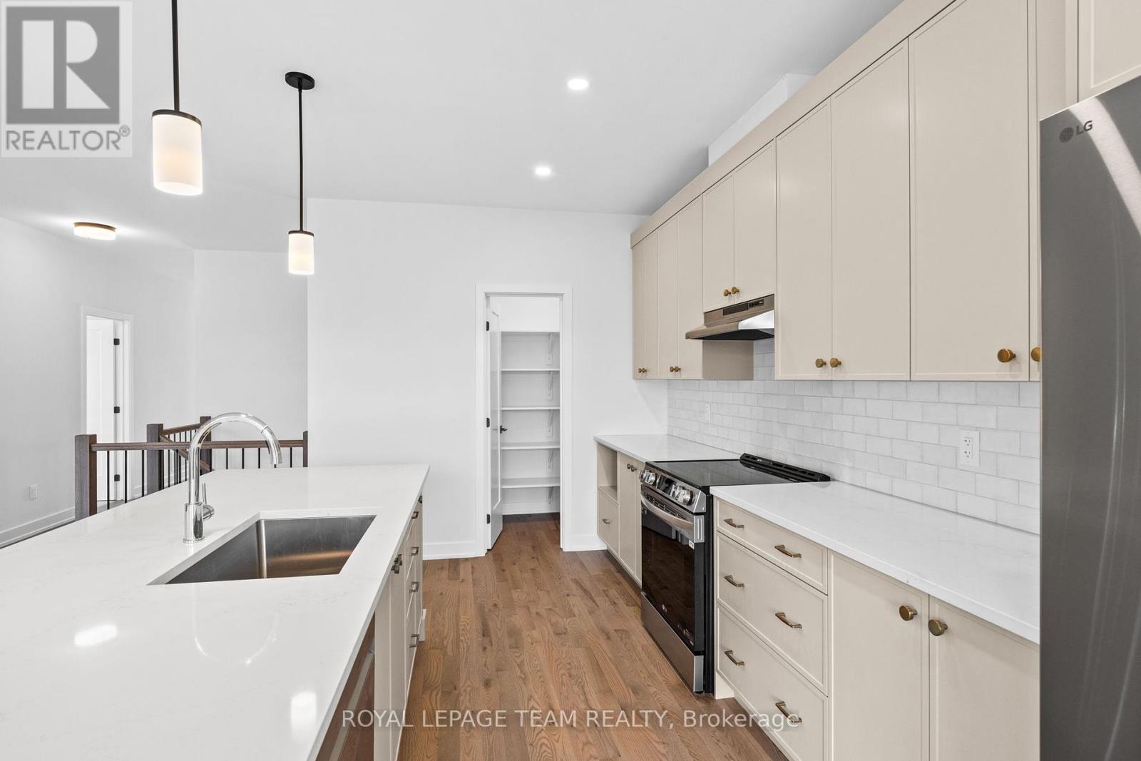 Photo 16 of 1039 Moore Street, Brockville ON