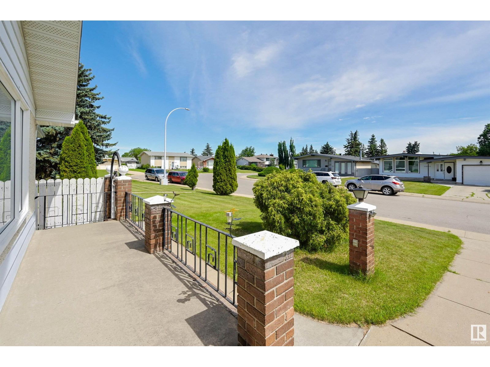 Photo 2 of 15008 96 St Nw, Edmonton AB