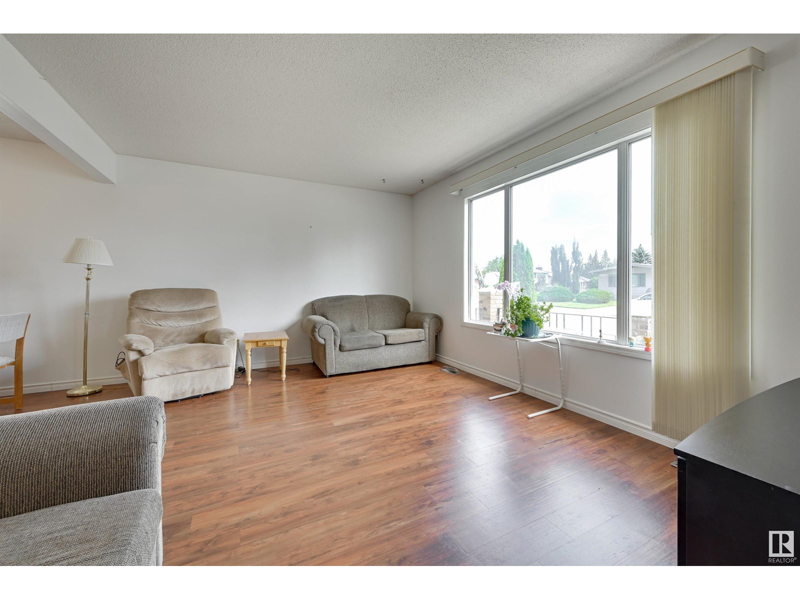 Photo 5 of 15008 96 St Nw, Edmonton AB