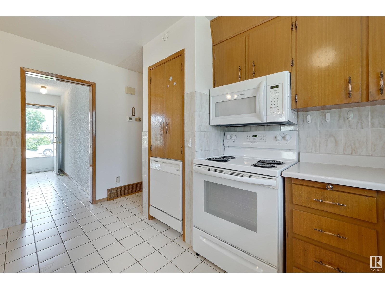 Photo 15 of 15008 96 St Nw, Edmonton AB