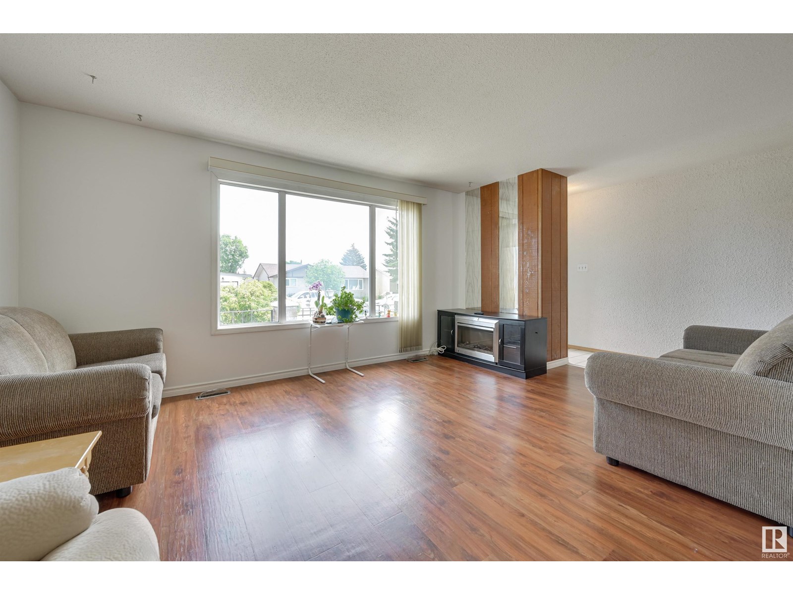 Photo 8 of 15008 96 St Nw, Edmonton AB
