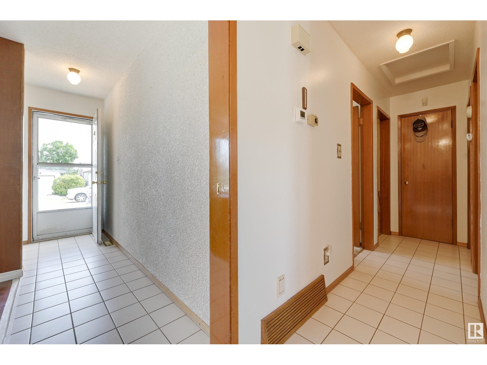 Photo 19 of 15008 96 St Nw, Edmonton AB
