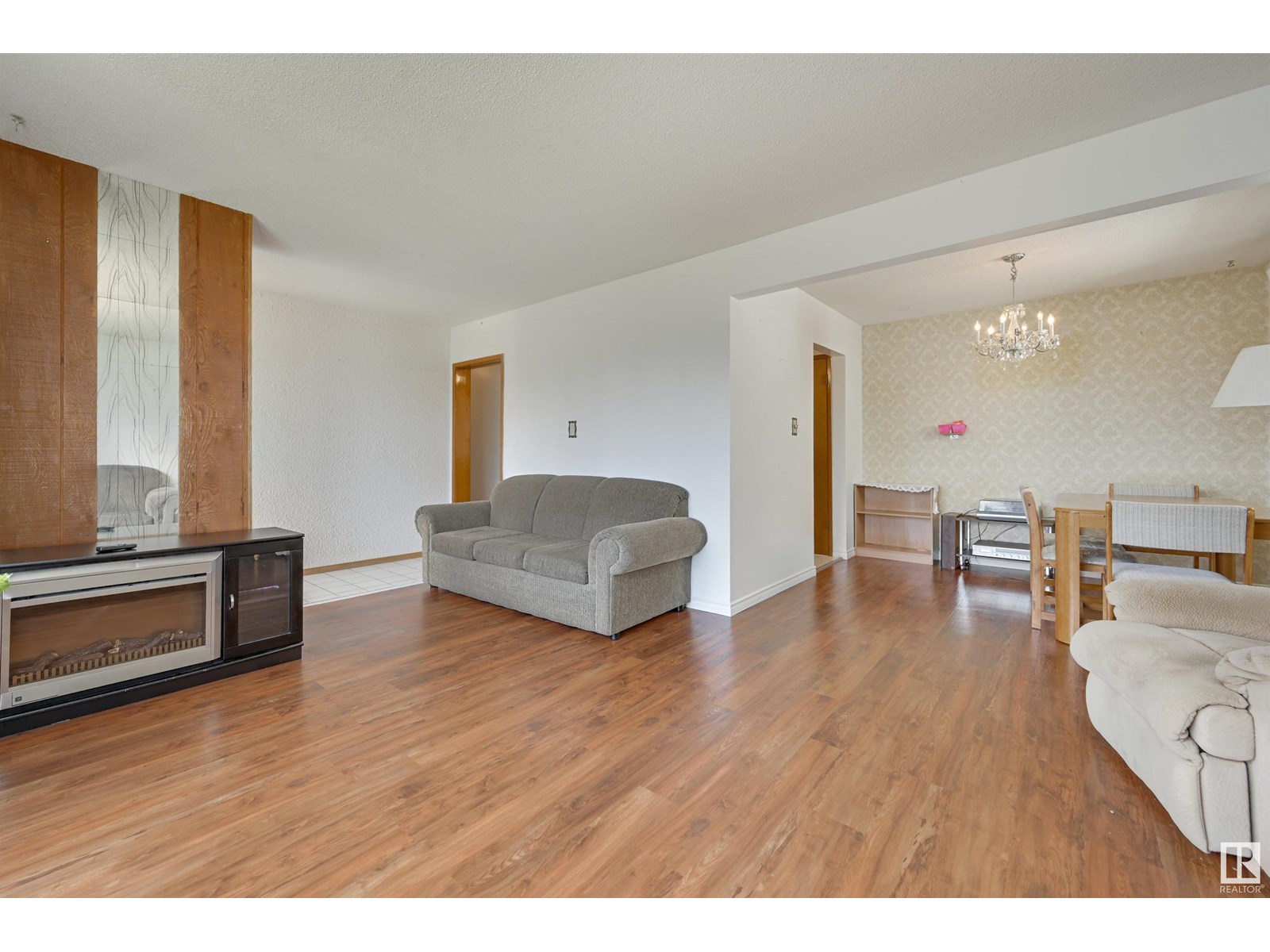 Photo 7 of 15008 96 St Nw, Edmonton AB