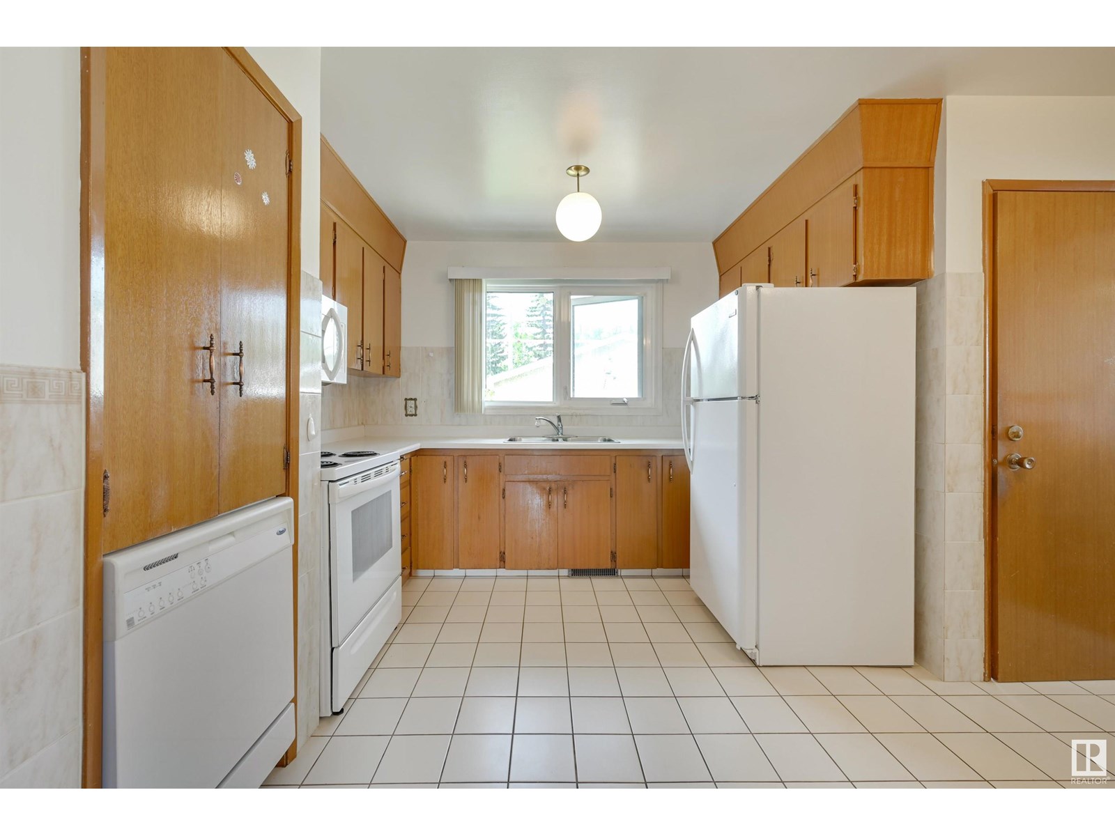 Photo 13 of 15008 96 St Nw, Edmonton AB