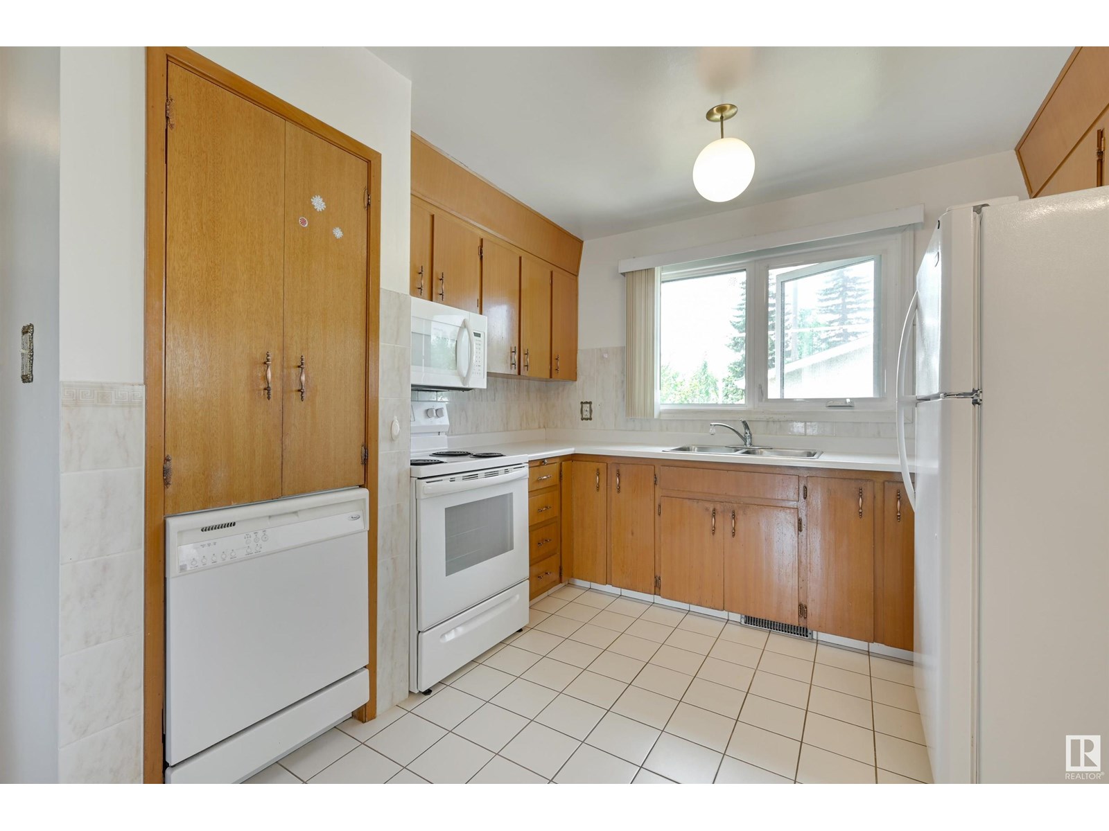 Photo 14 of 15008 96 St Nw, Edmonton AB