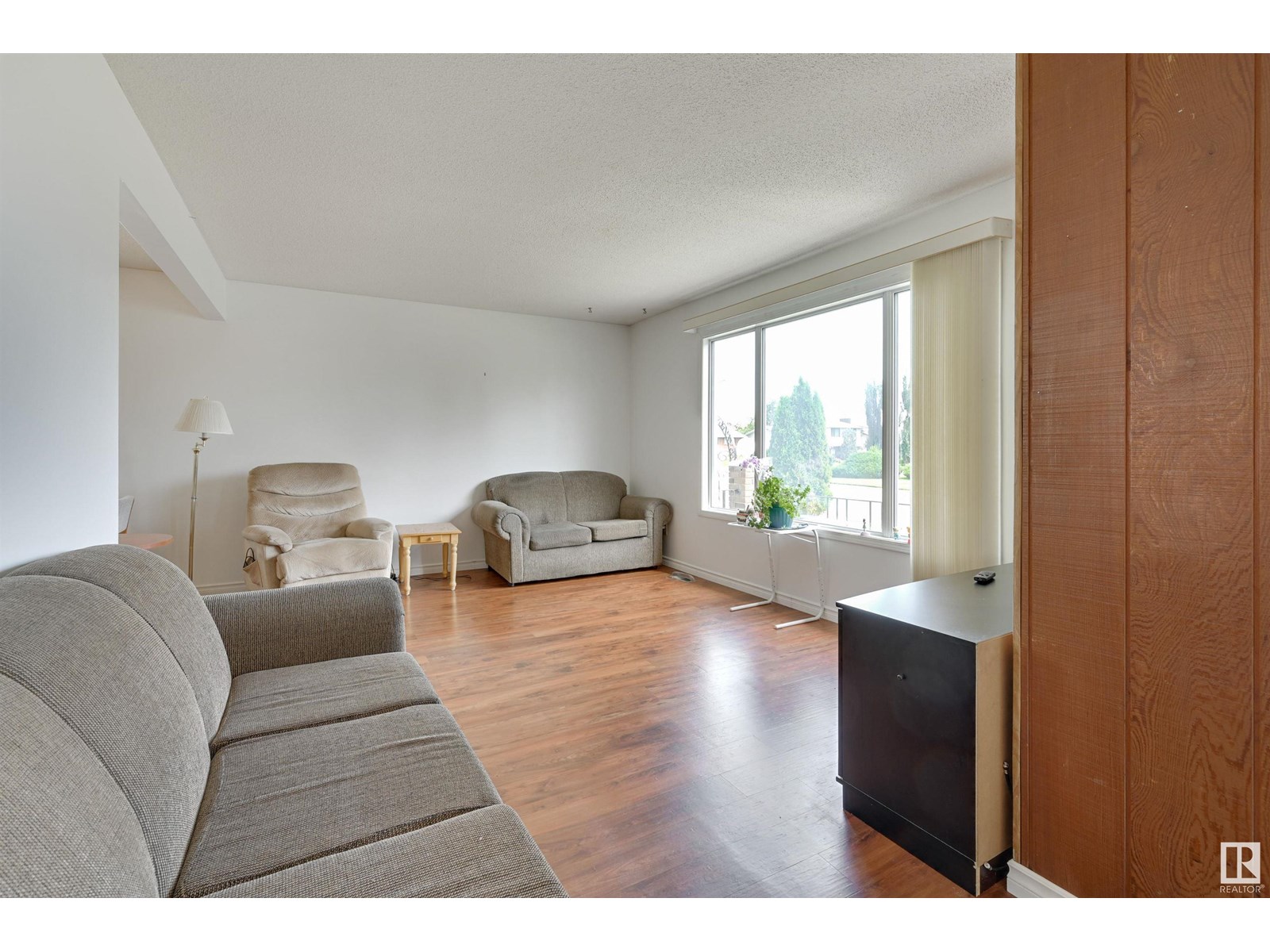 Photo 4 of 15008 96 St Nw, Edmonton AB