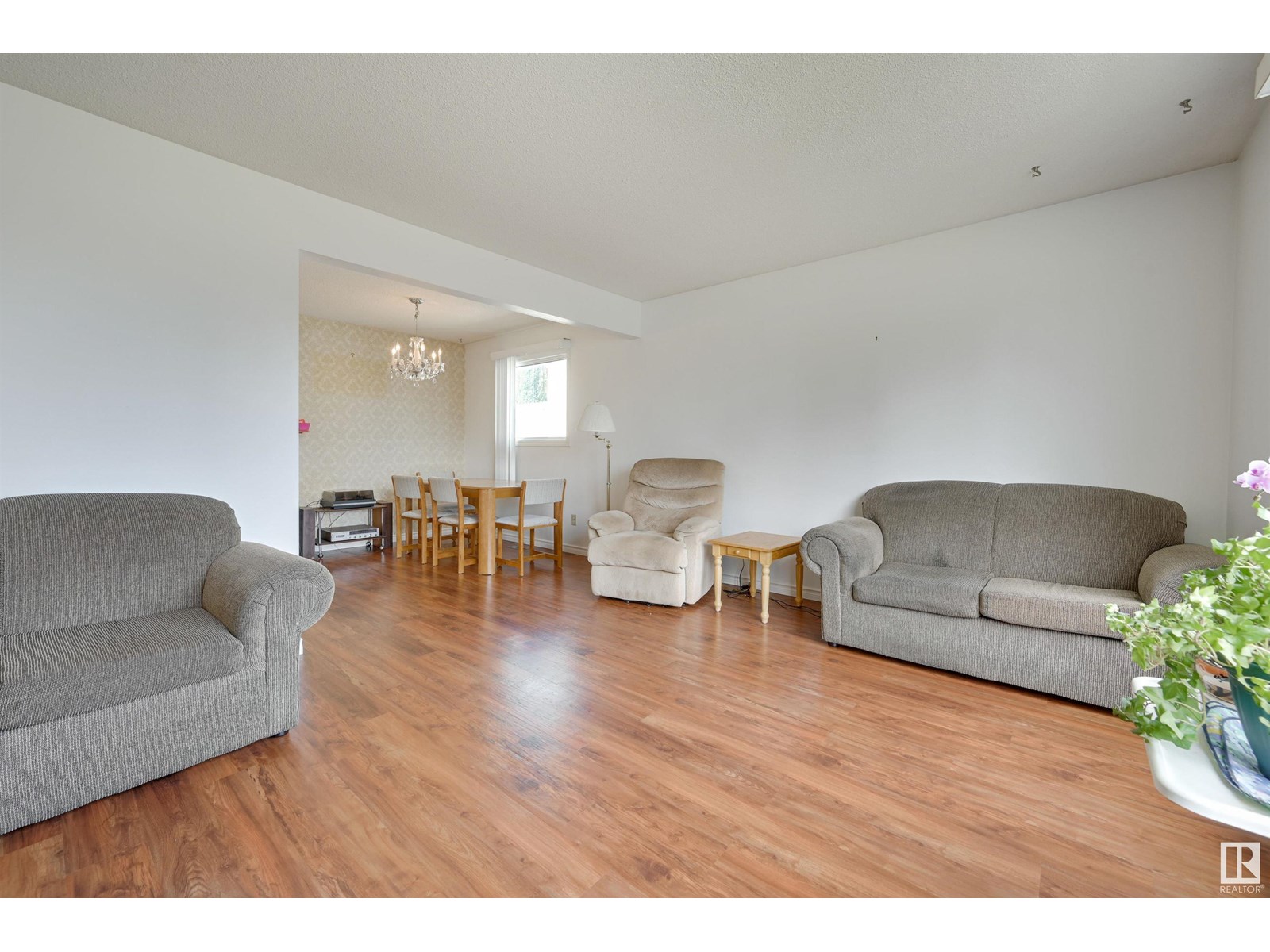 Photo 6 of 15008 96 St Nw, Edmonton AB