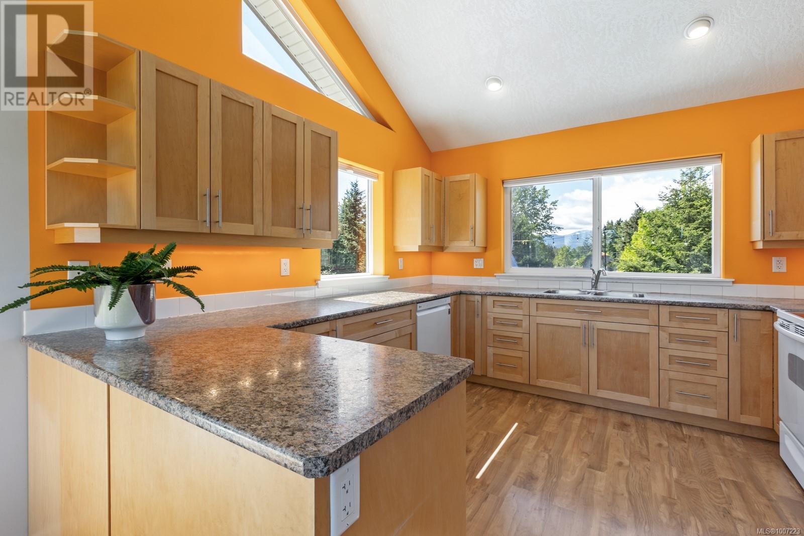 Photo 30 of 2892 Maridge Rd, Courtenay BC