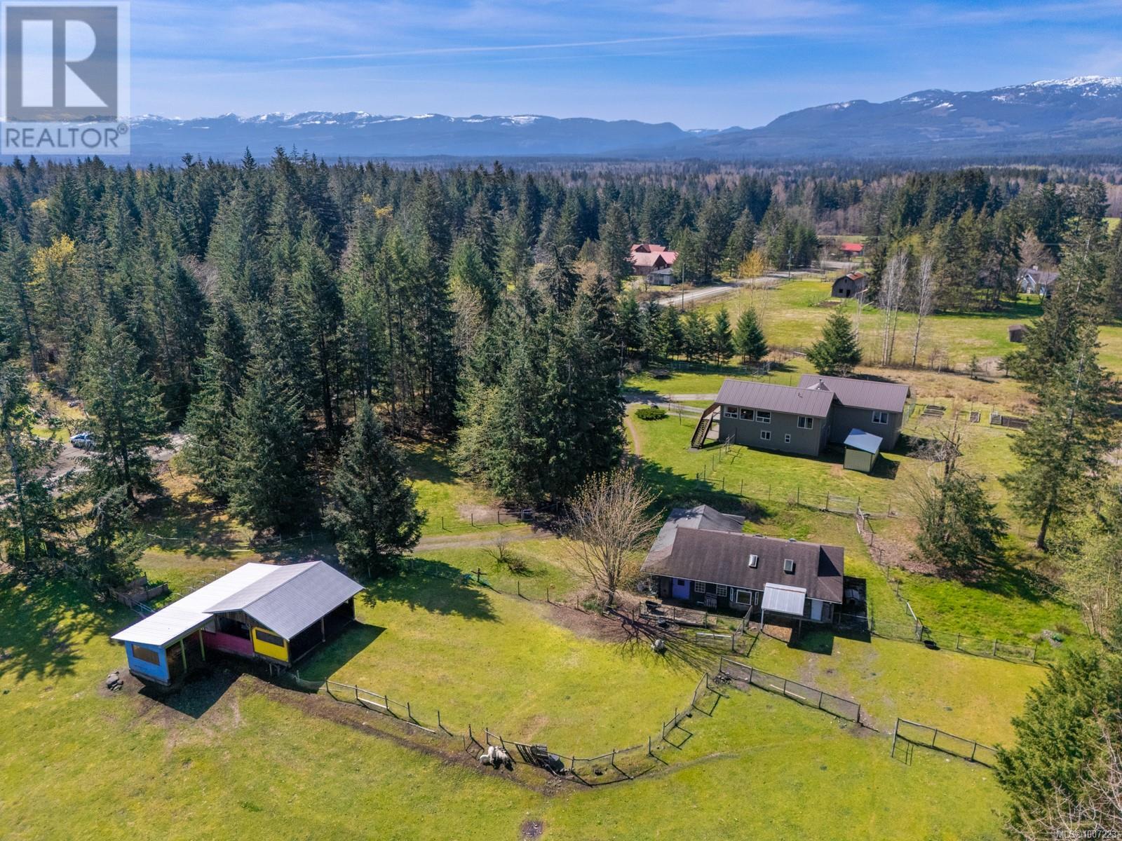 Photo 9 of 2892 Maridge Rd, Courtenay BC
