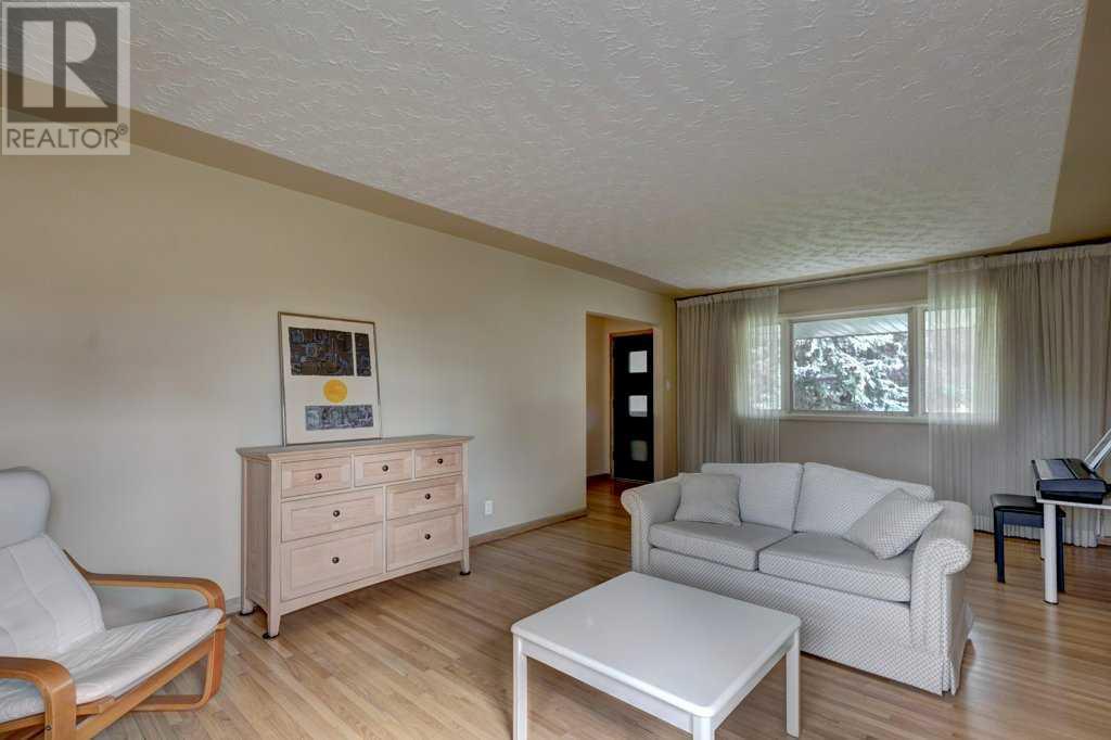 39 Gladys Ridge Road SW, Calgary, Alberta