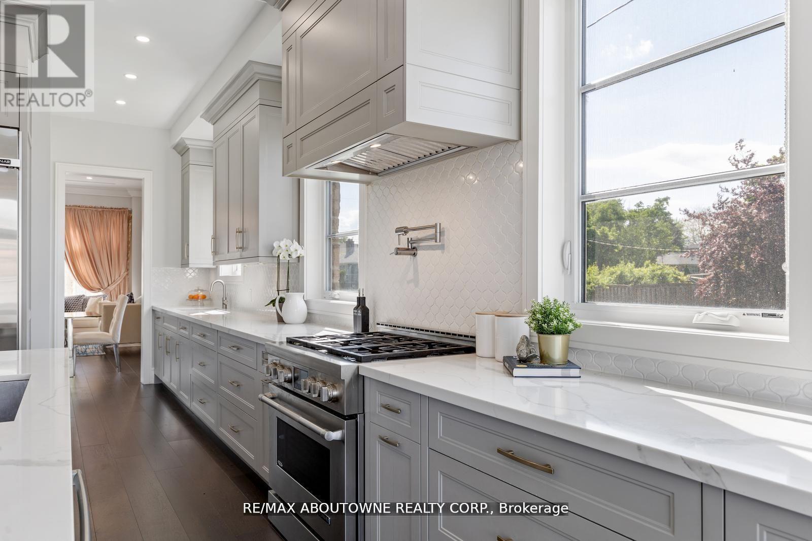 Photo 13 of 265 Woodale Avenue, Oakville ON