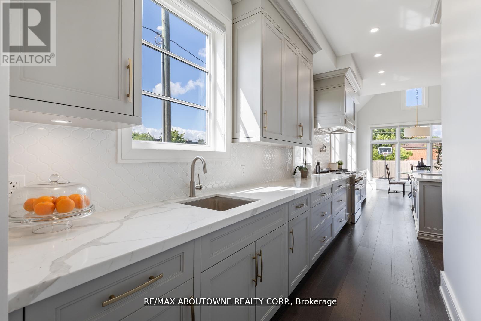 Photo 16 of 265 Woodale Avenue, Oakville ON