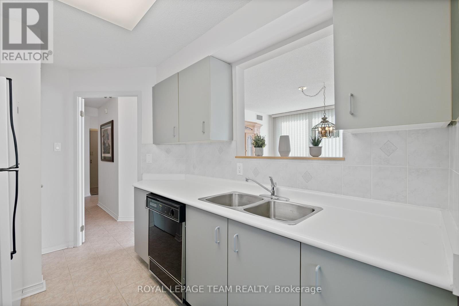 Photo 17 of 208 100 Millside Drive, Milton ON