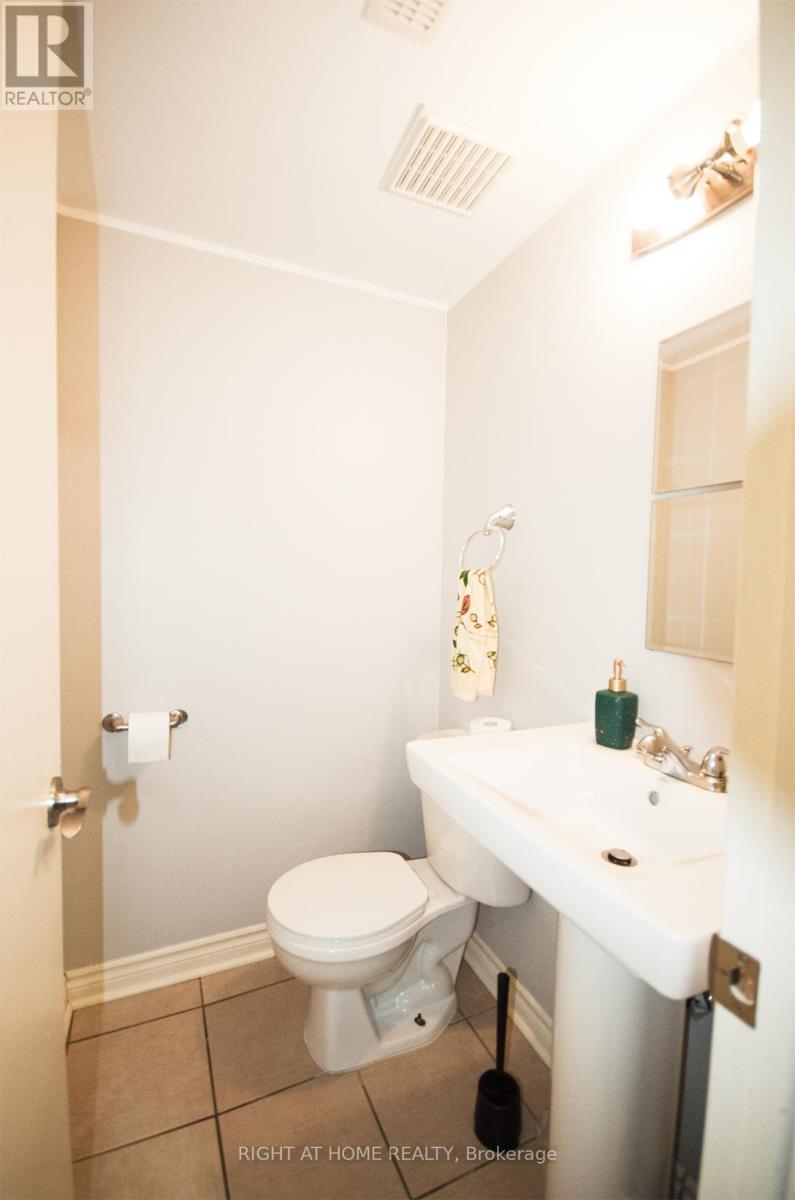 Photo 8 of 35 Tybalt Crescent, Ottawa ON