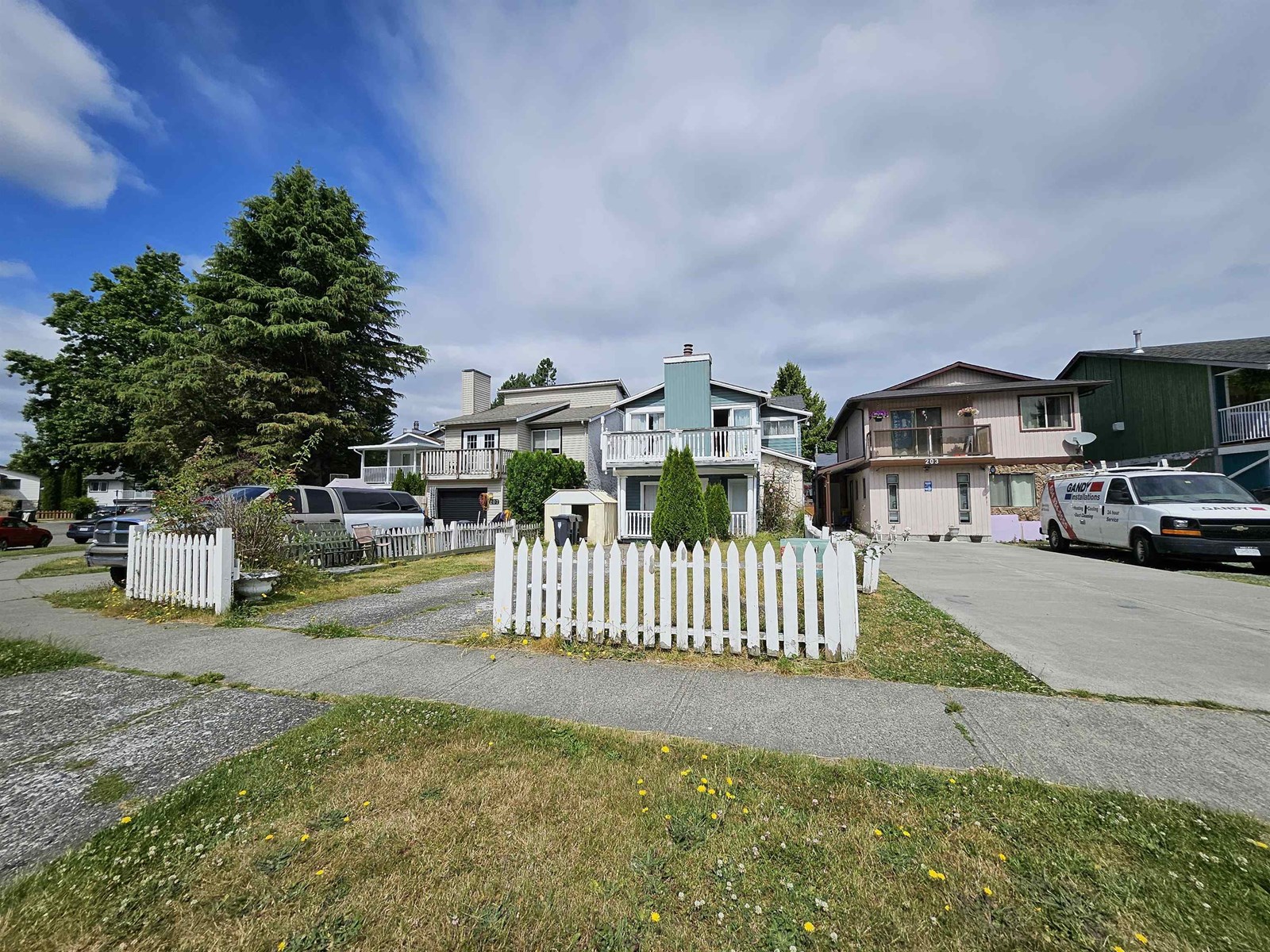 Photo 4 of 205 Davis Crescent, Langley BC