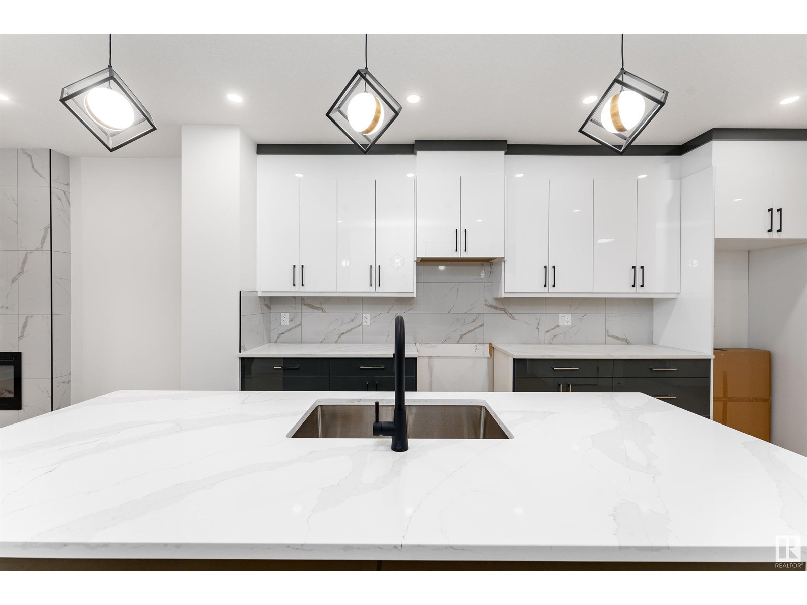 Photo 13 of 3105 Magpie Wy Nw, Edmonton AB